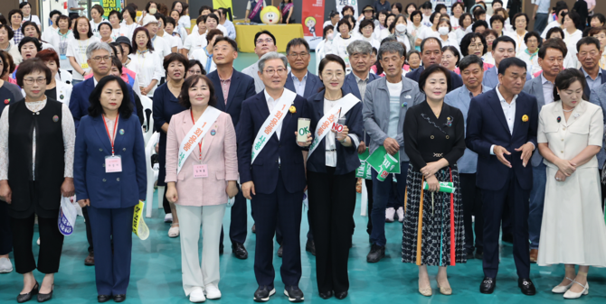 의령군이 1회용품 사용규제 및 탄소중립실천 캠페인을 전개하고 있다. ⓒ 의령군