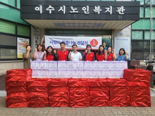 400만원 상당의 생필품 세트와 과일을 무자녀 독거노인 40세대에 전달했다. ⓒ 롯데케미칼 여수공장