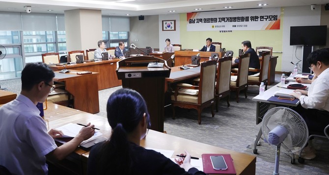 지난 11일 충남도의회 건설소방위원회 회의실에서 3차 회의를 개최하고 있다. ⓒ 의회사무국