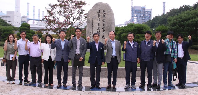지난 11일 충남 태안발전본부에서 태안군청 전력산업 분야 유관부서를 대상으로 발전설비 견학·설명회 개최 후 기념촬영을 하고 있다. ⓒ 서부발전
