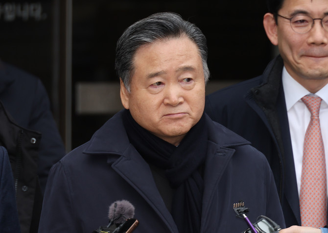 지난 2월 증여세를 회피하려 계열사 주식을 저가에 팔도록 지시한 혐의로 기소된 허영인 SPC그룹 회장이 1심에서 무죄 선고를 받고 서울중앙지법을 나서고 있다. ⓒ 연합뉴스