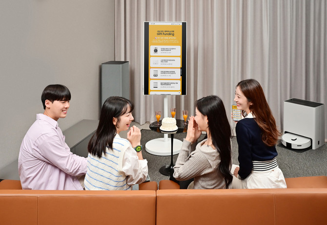 삼성전자 모델들이 삼성 무빙스타일을 활용해 '기프트 펀딩’으로 구매할 제품을 선택하고 있는 모습. ⓒ 삼성전자