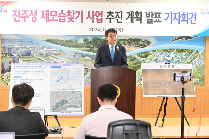 차석호 진주부시장이 진주성 제모습 찾기 사업 계획을 발표하고 있다. ⓒ 프라임경제