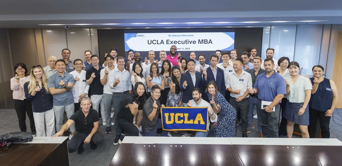 UCLA MBA 학생들과 교수진이 서울 중구 T타워에서 단체 기념사진을 촬영하고 있는 모습. ⓒ SK텔레콤