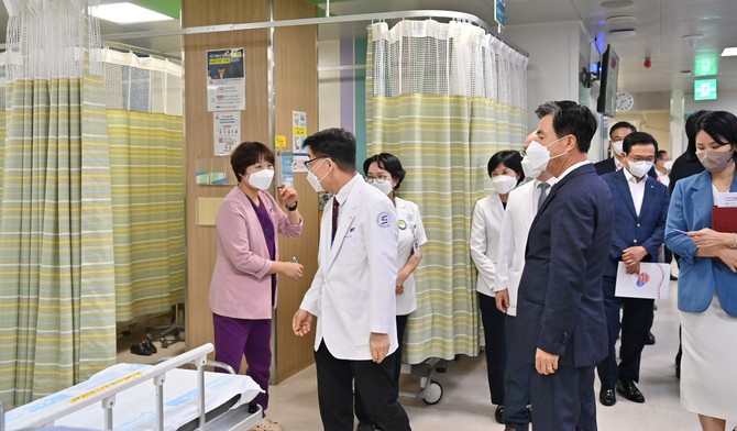 김태흠 충남지사는 12일 순천향대 천안병원을 방문해 응급의료 상황을 점검하고, 근무자들을 격려하고 있다. ⓒ 충남도