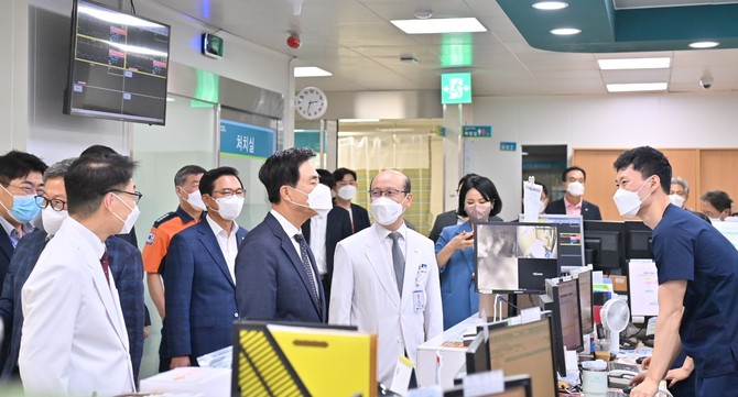 김태흠 충남지사는 12일 순천향대 천안병원을 방문해 응급의료 상황을 점검하고, 근무자들을 격려하고 있다. ⓒ 충남도