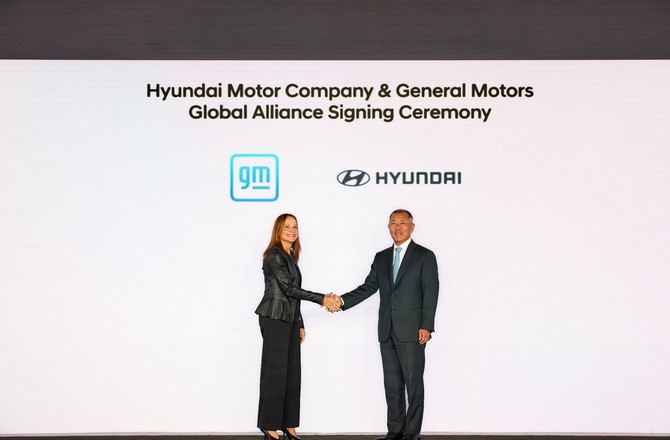 메리 바라(Mary Barra) GM 회장 겸 CEO와 정의선 현대차그룹 회장이 기념촬영을 하는 모습. ⓒ 현대자동차그룹