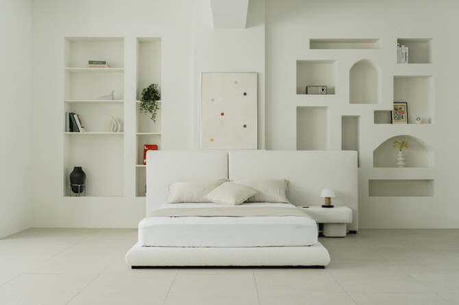 슬립퍼가 고품격 디자인의 패브릭 침대 프레임 '뉴 모일'을 출시한다. © 슬립퍼