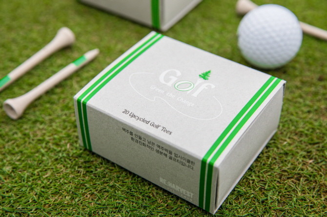 오비맥주가 푸드 업사이클 전문 기업 리하베스트와 함께 맥주박을 업사이클링해 만든 '맥아분 골프티'를 출시했다. © 오비맥주