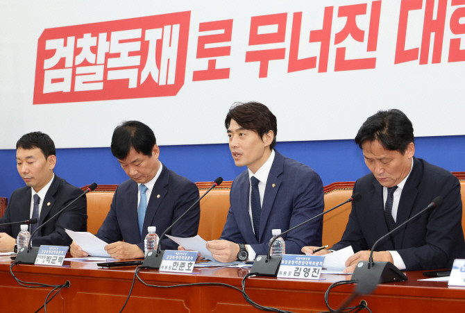 13일 오전 서울 여의도 국회에서 열린 더불어민주당 검찰독재대책위원회 출범식 및 1차 회의에서 한준호 위원장(왼쪽 세 번째)이 발언하고 있다. ⓒ 연합뉴스