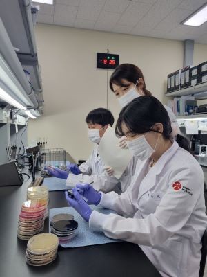 광주보건환경연구원은 추석을 맞아 감염병 발생과 환경오염 비상 상황 대응을 위해 감염병, 환경오염, 동물위생 등 총 3개 분야 비상대응반을 구성하고, 24시간 비상연락체계를 유지한다. ⓒ 광주광역시