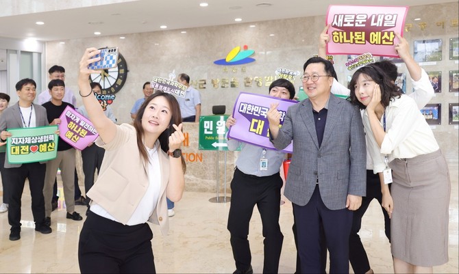 이장우 대전시장이 13일 예산군청을 방문해 '대전시 미래 전략과 시정 방향'을 주제로 특별 강연을 진행 후 직원들과 기념촬영을 하고 있다. ⓒ 대전시