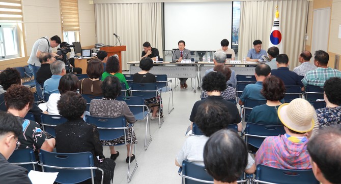 13일 율량사천동 행정복지센터에서 율량천 홍수방어벽 설치 사업 추진을 위한 주민공청회 를 개최하고 있다. ⓒ 의회사무국