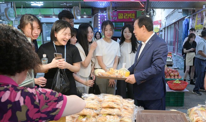 최민호 세종시장이 추석 명절을 맞아 13일 세종전통시장을 방문해 상인들과 소통하는 시간을 가졌다. ⓒ 세종시