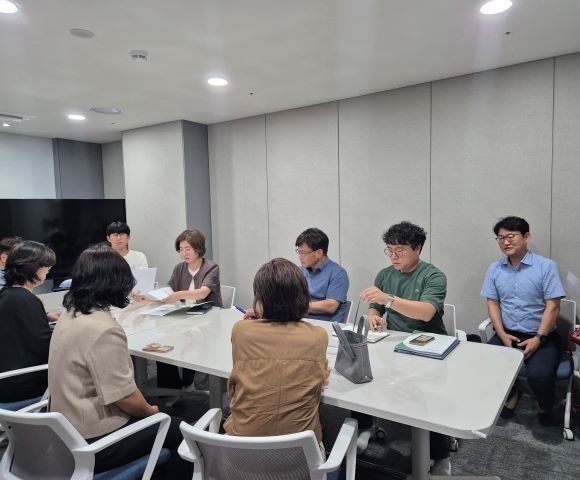 경산시는 지난 13일 하양지구 우미린에코포레 아파트에 위치한 K보듬 6000 제1호점을 경북도 저출생과 전쟁본부 부서장 및 경북여성정책개발원 연구원들과 함께 방문해 현장을 점검하고, 사업 추진에 대한 다양한 의견을 교환했다. ⓒ 경산시