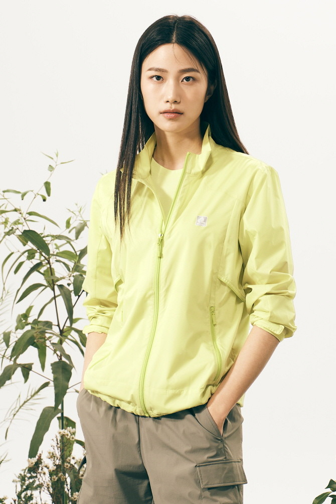 레드페이스가 가벼운 착용감과 방풍 기능으로 간절기 시즌에 활용하기 좋은 남녀 데일리 재킷을 출시했다. © 레드페이스