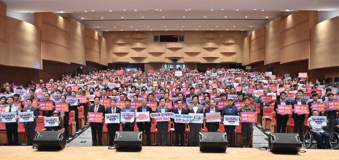 김태흠 도지사가 19일 논산시를 방문해 언론인간담회를 개최 및 시민과의 대화 후 카드 섹션 퍼포먼스을 하고 있다. ⓒ 프라임경제