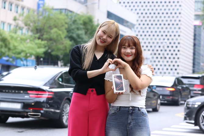 방송인 엄지윤이 유플러스닷컴 사전예약 고객에게 '아침배송'으로 아이폰16 프로를 전달하는 모습. ⓒ LG유플러스