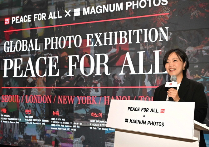 유니클로의 자선 티셔츠 프로젝트인 PEACE FOR ALL 활동을 소개하는 유니클로 글로벌 서스테이너빌리티 커뮤니케이션 디렉터 셸바 에이코. © 유니클로