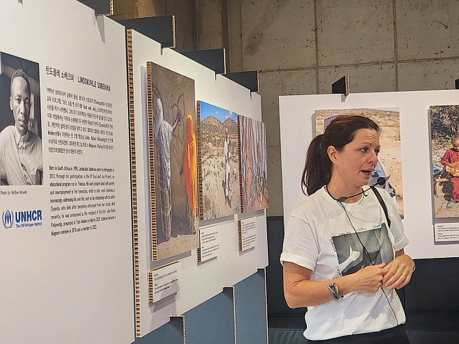 'PEACE FOR ALL' 전시회의 작품을 소개하는 매그넘 포토스 사진작가 올리비아 아서. = 추민선 기자