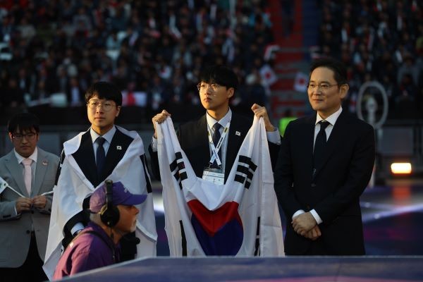 광주소프트웨어마이스터고등학교 출신인 김겸온‧김용현 선수가 제47회 프랑스 리옹 국제기능올림픽대회 모바일로보틱스 직종에서 금메달을 차지했다. ⓒ 광주광역시