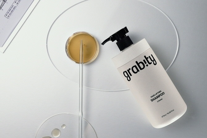 롯데홈쇼핑은 이달 25일 한국과학기술원(KAIST) 연구진이 개발한 기능성 탈모샴푸 '그래비티'를 업계 최초로 론칭한다. © 롯데홈쇼핑