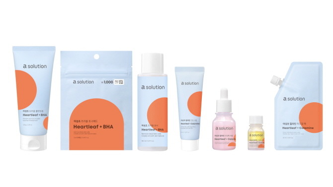 애경산업의 '에이솔루션'에서 민감한 피부를 빠르게 진정시키고 트러블을 케어하는 '에이솔루션 어성초 진정 라인'을 출시했다. © 애경산업