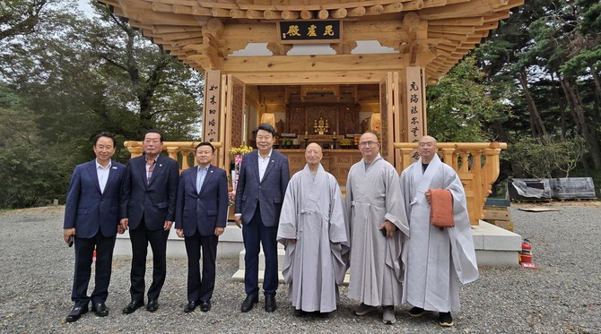 왼쪽부터 박노규 면천농협 조합장님, 김명진 당진시의원님, 서영훈 당진시의회 의장님, 오성환 당진시장님, 수덕사 큰스님 설정스님, 영탑사 회주 수암스님, 영탑사 주지 원정스님.ⓒ 당진시