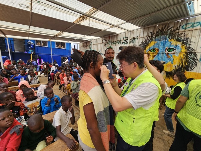 케냐에서 의료봉사 중인 그린닥터스 케나봉사단. ⓒ 그린닥터스 재단
