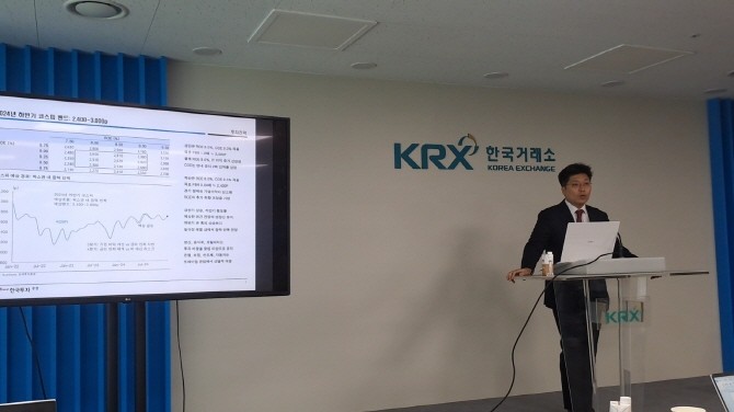 김대준 한국투자증권 투자전략 팀장이 24일 한국거래소에서 열린 기자간담회를 통해 '하반기 전략: 디펜스! 디펜스!'를 주제로 발표하고 있다. ⓒ 프라임경제