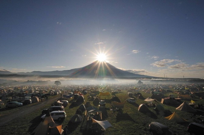 인터파크트리플이 운영하는 인터파크 투어가 캠핑 전문 브랜드 미니멀웍스를 운영하는 제이디오와 '다이아몬드 후지'를 볼 수 있는 후지산뷰 후모톳바라 캠핑 상품을 판매한다. © 인터파크트리플