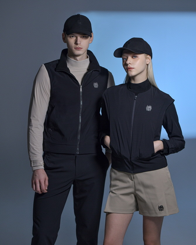 LF의 골프웨어 브랜드 '닥스골프'가 고급스러운 소재와 절제된 디자인을 강조하는 '인헤리턴스 라인'과 '아서앤그레이스' 콜라보 에디션의 신제품을 론칭했다. © LF