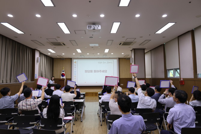 경남개발공사가 실시한 청렴골든벨에서 직원들이 정답을 맞추고 있다. ⓒ 프라임경제