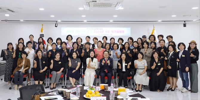 24일 한국여성경제인협회 대전지회의 초청으로 '대전시 미래 전략과 시정 방향'을 주제로 특별 강연 후 단체 기념촬영을 하고 있다. ⓒ 대전시