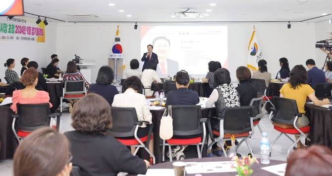 이장우 대전시장은 24일 한국여성경제인협회 대전지회의 초청으로 '대전시 미래 전략과 시정 방향'을 주제로 특별 강연을 진행하고 있다. ⓒ 대전시