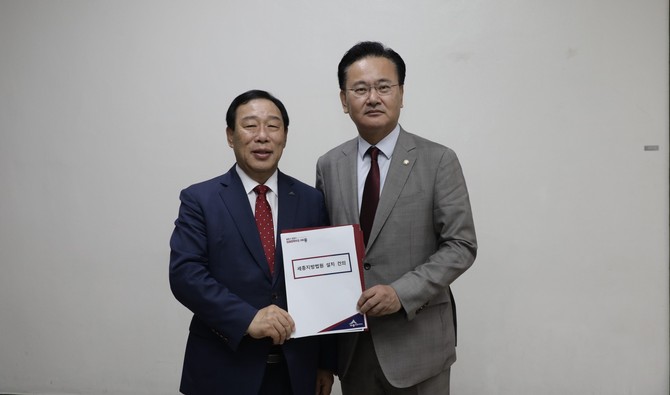 최민호 시장이 여당 간사인 유상범 의원과 기념촬영을 하고 있다. ⓒ 세종시