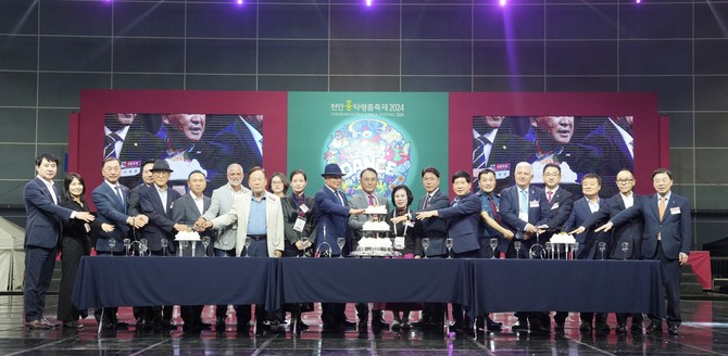 지난 25일 천안종합운동장 버드나무극장(실내테니스장)에서 '천안흥타령춤축제 2024' 환영리셉션이 열리고 있다. ⓒ 천안시