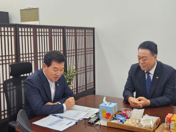 구복규 화순군수가 신정훈 국회의원을 만나 2025년도 지역 현안 사업을 설명하고 있다. ⓒ 화순군