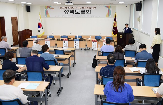 경남도의회 유계현 의원이 경남지역 무형유산 전승 활성화 정책토론을 주재하고 있다. ⓒ 프라임경제