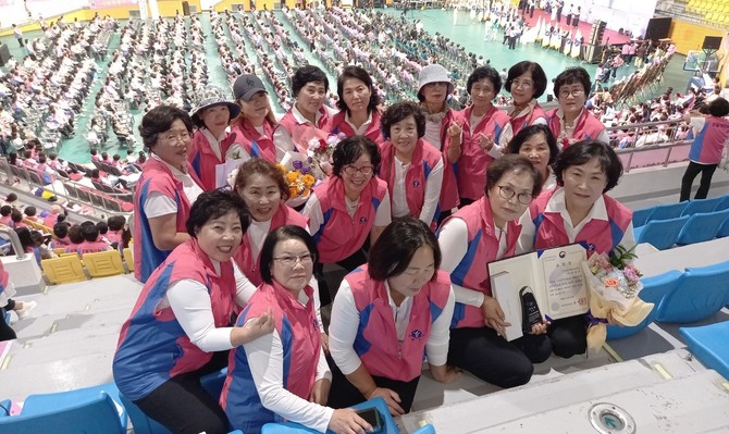지난 25일 익산시 실내체육관에서 열린 전국 생활개선회원 한마음대회에서 쌀 소비 촉진 우수 생활개선회로 선정된 생활개선태안군연합회 회원들이 기념촬영을 하고 있다. ⓒ 태안군