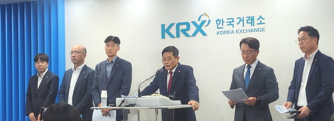 한국거래소 '밸류업 지수' 관련 임원진이 26일 거래소 기자실에서 긴급 브리핑을 하고 있다. ⓒ 프라임경제