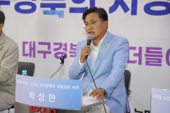 박성만 경북도의회 의장이 수도권 중심의 일극 체제 극복을 위한 서울·대전·대구·부산 중심 4개 동서횡단 철도와 고속도로 건설 필요성에 대해 발언하고 있다. ⓒ 최병수 기자