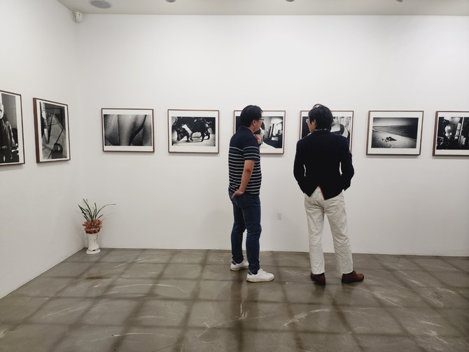 모리야마 다이도 사진전을 관람하고 있는 사진애호가들.ⓒ 박비주안 기자