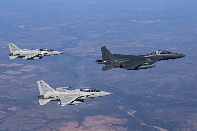 F-15K와 필리핀 공군 FA-50PH가 24년 8월 호주 다윈기지 상공에서 우정비행을 하고 있다. ⓒ 한국항공우주산업