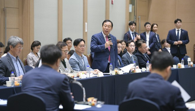 27일 세종컨벤션센터에서 열린 '국회세종의사당 건립과 국가균형발전을 위한 간담회'에서 최민호 시장이 우원식 국회의장에 "국회의사당의 조속한 건립"을 당부하고 있다. ⓒ 세종시
