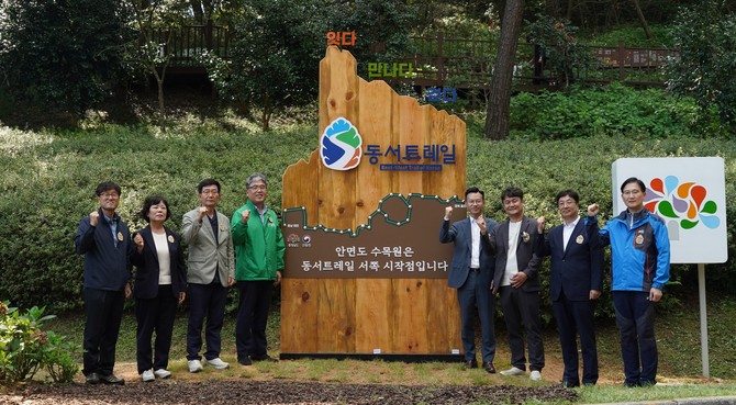 27일 동서트레일 서쪽구간 개통 조형물 제막식을 개최 후 기념촬영을 하고 있다. ⓒ 산림청