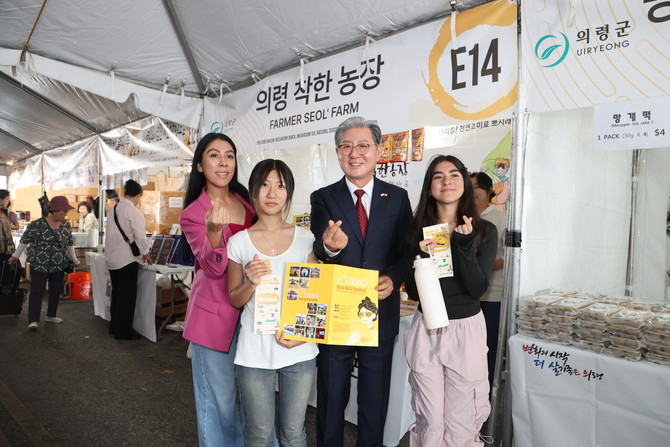 오태완 의령군수가 미국 현지에서 K관광콘텐츠 리치리치페스티벌 영문 팜플렛 직접 나눠주고 있다. ⓒ 의령군