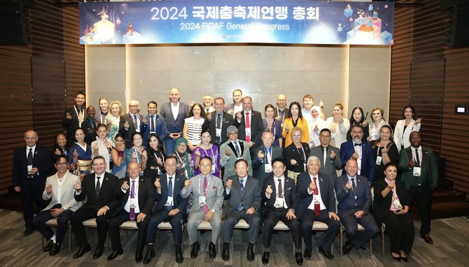국제춤축제연맹(FIDAF)이 27일 소노벨 천안에서 세계총회를 개최 후 단체 기념촬영을 하고 있다. ⓒ 천안시