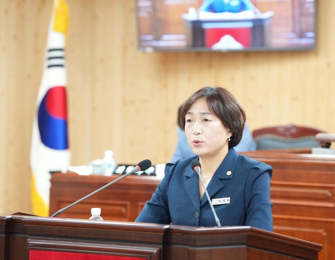 강진군의회 유경숙 의회운영위원장의 발언 모습. ⓒ 강진군의회