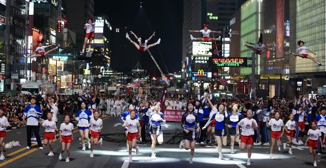 천안시는 올해 20회를 맞은 대한민국 대표 춤축제인 '천안흥타령춤축제 2024' 거리퍼레이드가 27일 신부동 신세계백화점 천안아산점 일대에서 펼쳐졌다. ⓒ 천안시